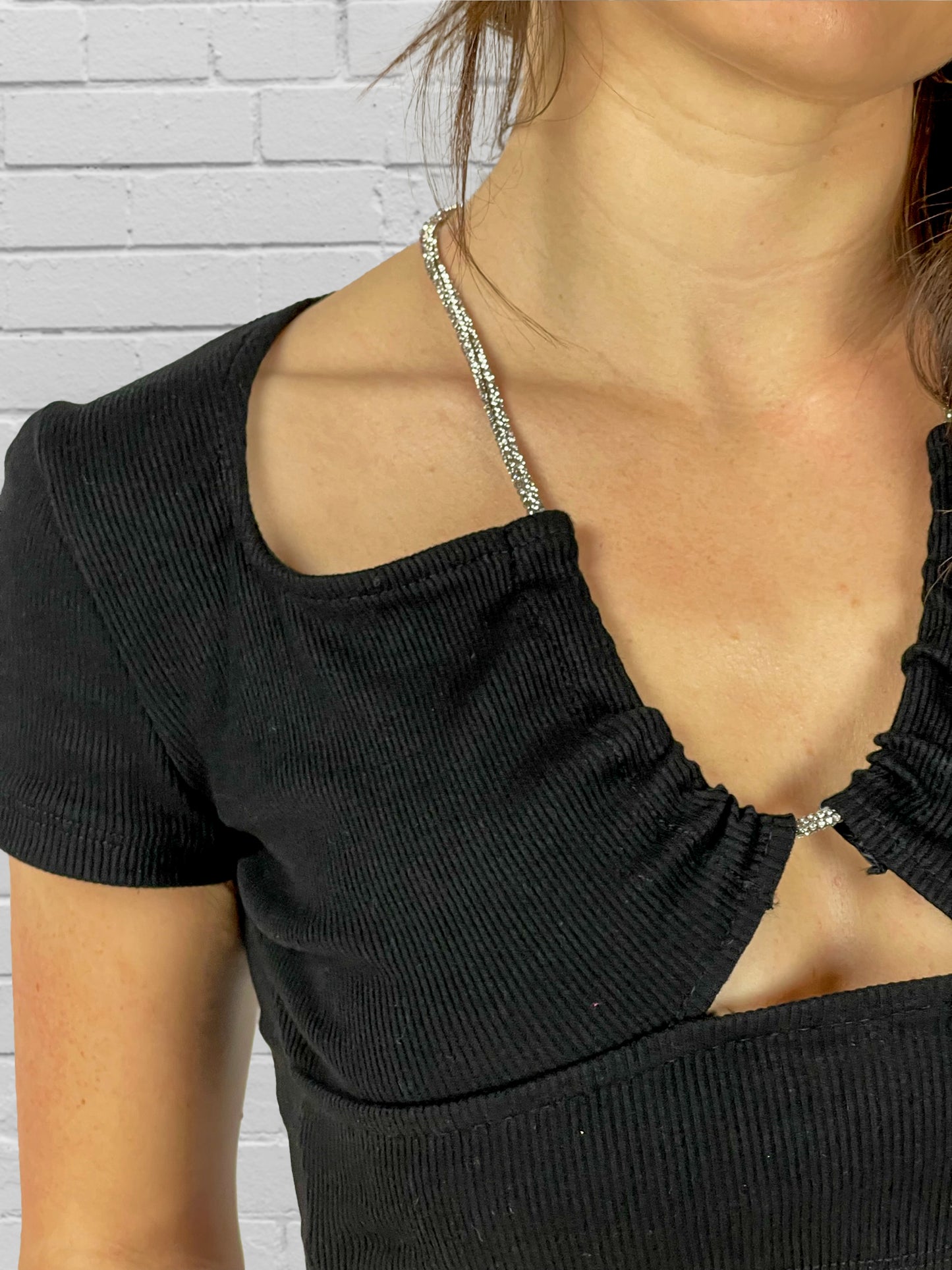 Top cropped con dettaglio gioiello